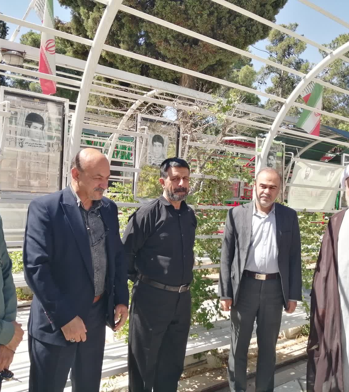 ادای احترام به مقام شهدا؛ معاونان و کارکنان مرکز تحقیقات و آموزش کشاورزی و منابع طبیعی فارس در آیین گلباران گلزار شهدا حضور یافتند