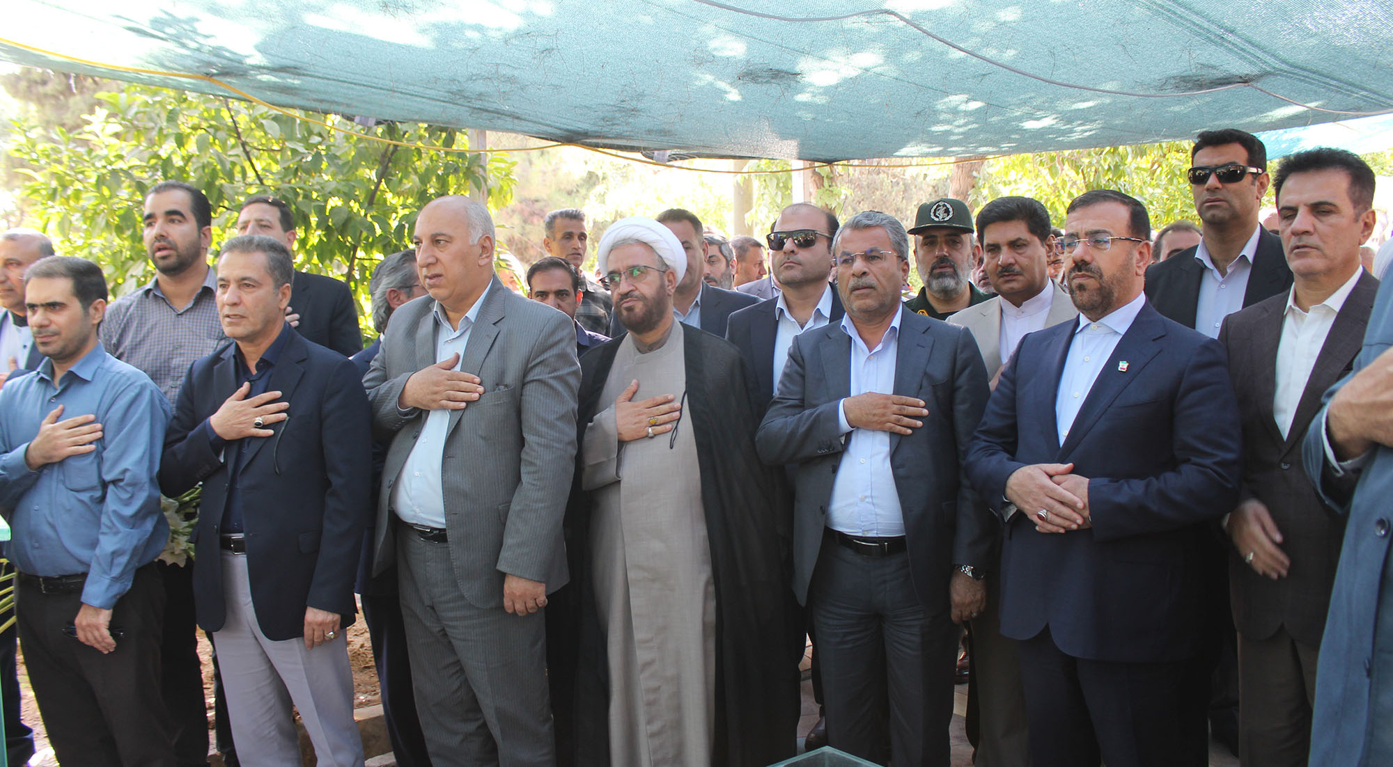 آیین گلباران گلزار شهدا با حضور مسئولان استانی و کارکنان مرکز تحقیقات و آموزش کشاورزی فارس برگزار شد