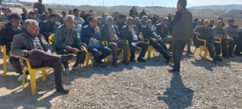 عملیات " کیل گیری" گندم در راستای انتخاب بهره بردار نمونه با تشریح نکات فنی و توضیحات مبسوط منوچهر دست فال، پژوهشگر محقق مروج ارشد و محقق غلات ایستگاه تحقیقات کشاورزی و منابع طبیعی داراب