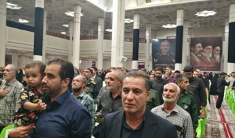 حضور ابوالفتح مرادی و جمعی از همکاران مرکز به همراه خانوادههایشان در نخستین سالگرد شهادت سردار شهید غلامحسین غیبپرور در حرم مطهر شاهچراغ (ع)