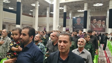 حضور ابوالفتح مرادی و جمعی از همکاران مرکز به همراه خانواده‌هایشان در نخستین سالگرد شهادت سردار شهید غلامحسین غیب‌پرور در حرم مطهر شاهچراغ (ع)